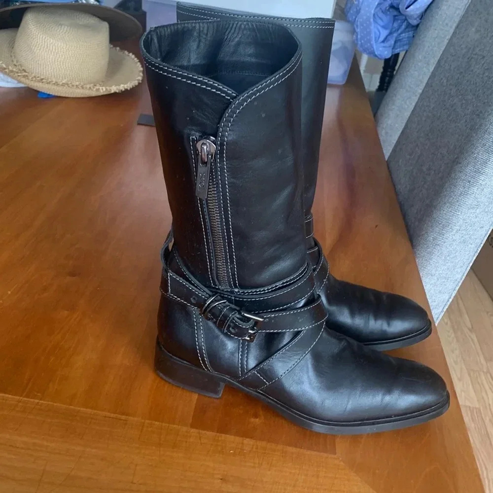 EUC TOD’S women’s black moto style leather side zip boots size 8.5